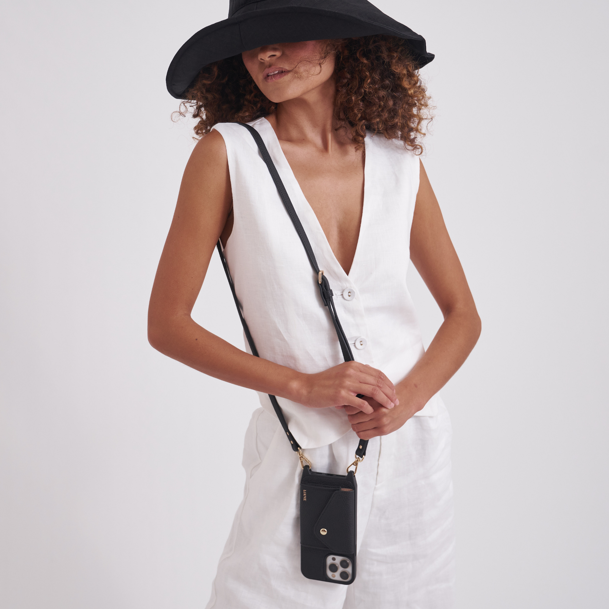 Crossbody phone cases. Leather phone case wallet. Smartphone case with mini-wallet. Phone Strap leather. Bandolier style. pouch.  iPhone Wallet. pebble leather. donna. pearl wristlet. chain. charm