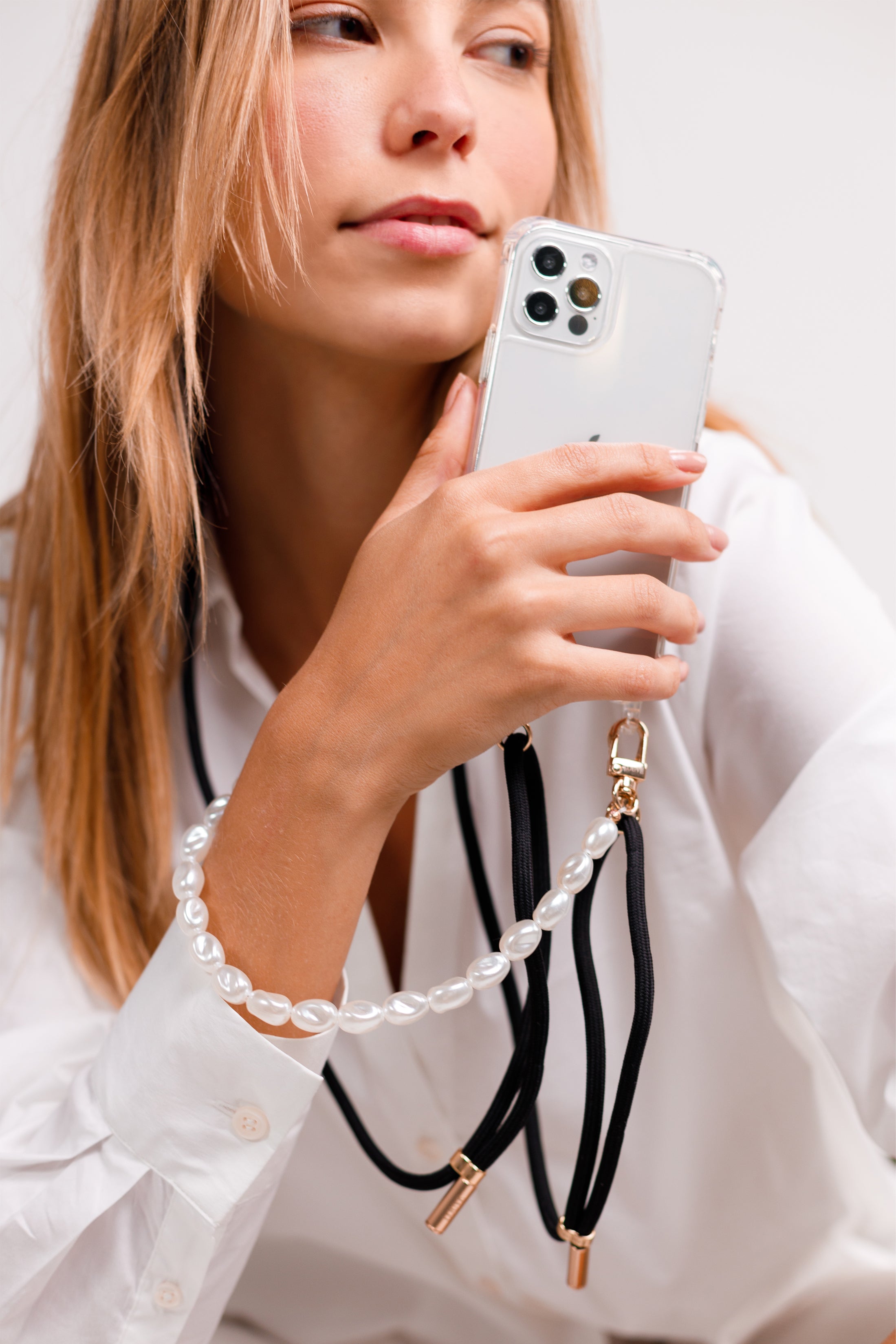 Crossbody phone case. Cross Body smartphone strap. Phone lanyard. Phone purse. Phone bag. phone harness. Smartphone accessories. Modular cases. Xouxou. bandolierstyle. Phone-necklace. TDE. Maisondesabre. Phone chain